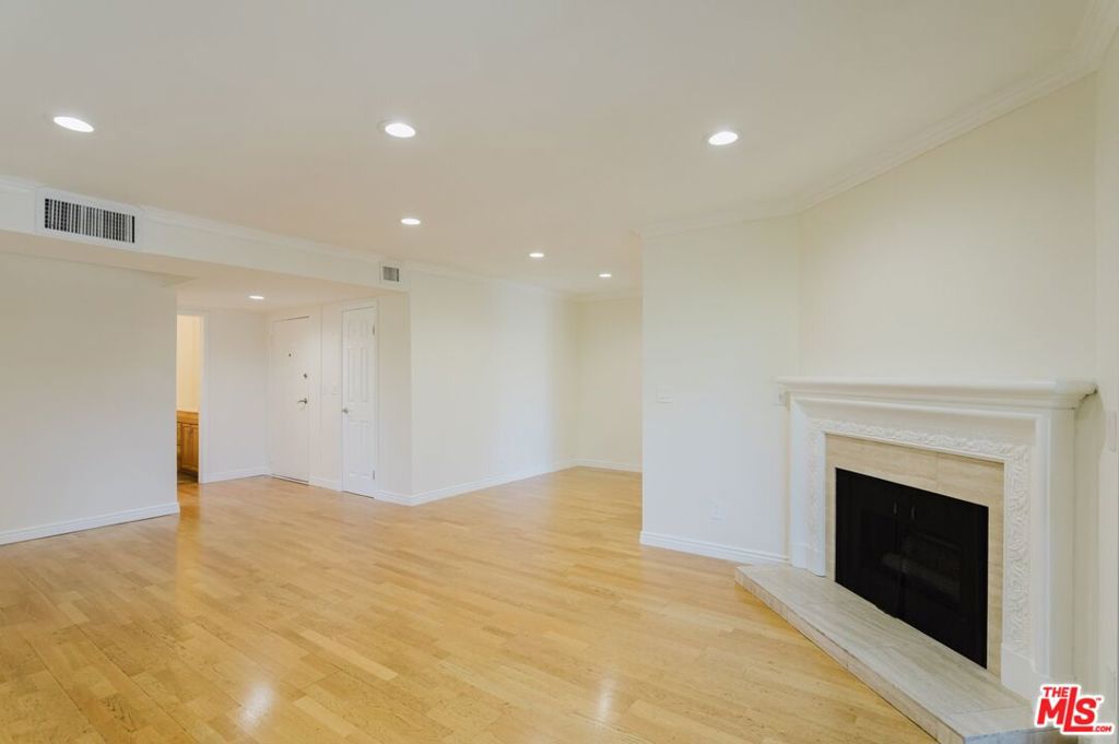 14980 Victory Boulevard 201 Property Photo 6
