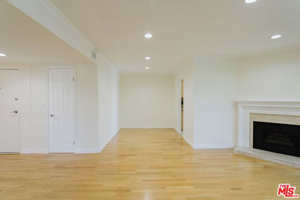 14980 Victory Boulevard 201 Property Photo 7