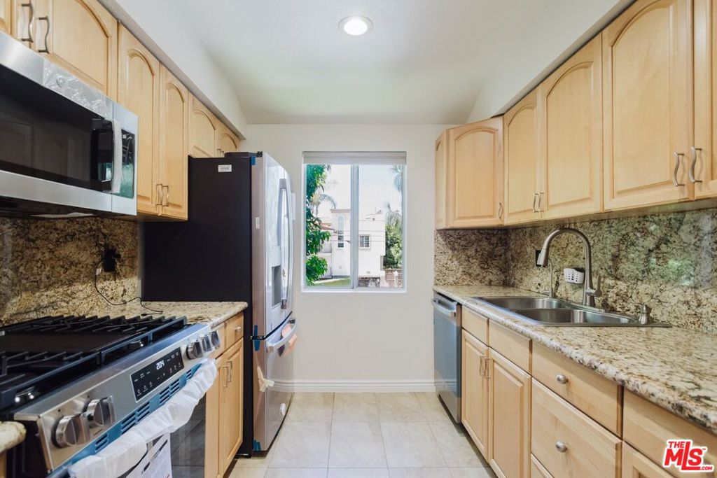 14980 Victory Boulevard 201 Property Photo 8