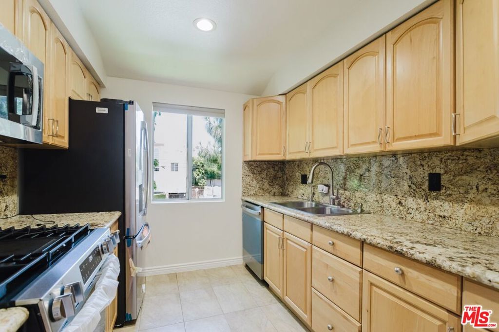 14980 Victory Boulevard 201 Property Photo 10