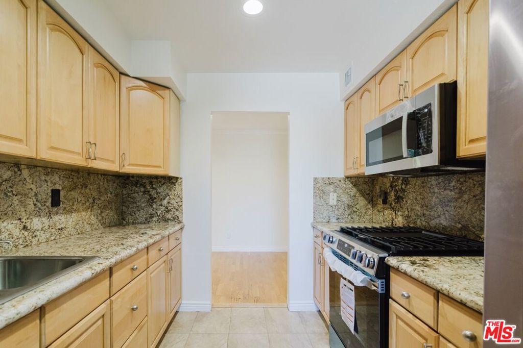 14980 Victory Boulevard 201 Property Photo 11