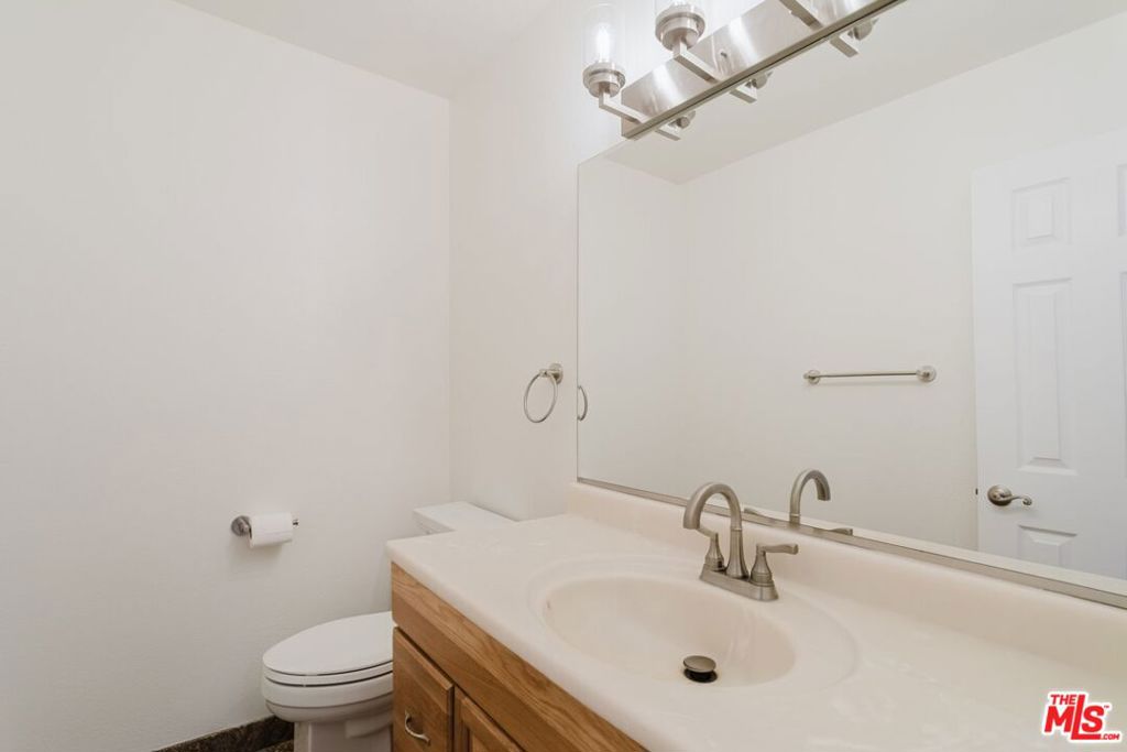 14980 Victory Boulevard 201 Property Photo 12