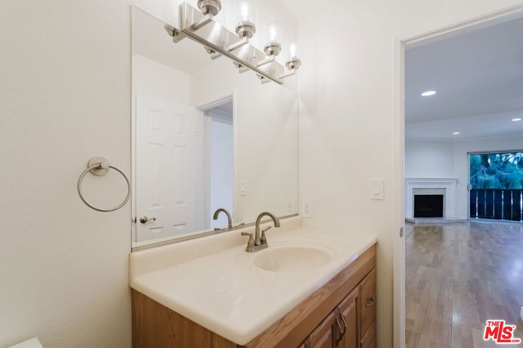 14980 Victory Boulevard 201 Property Photo 13