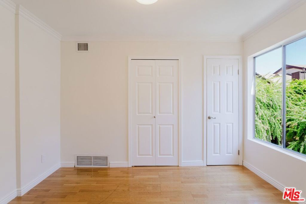 14980 Victory Boulevard 201 Property Photo 15