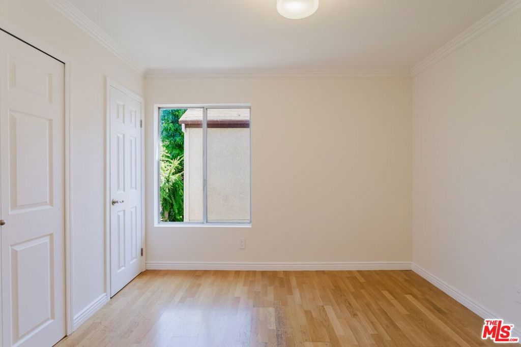 14980 Victory Boulevard 201 Property Photo 16