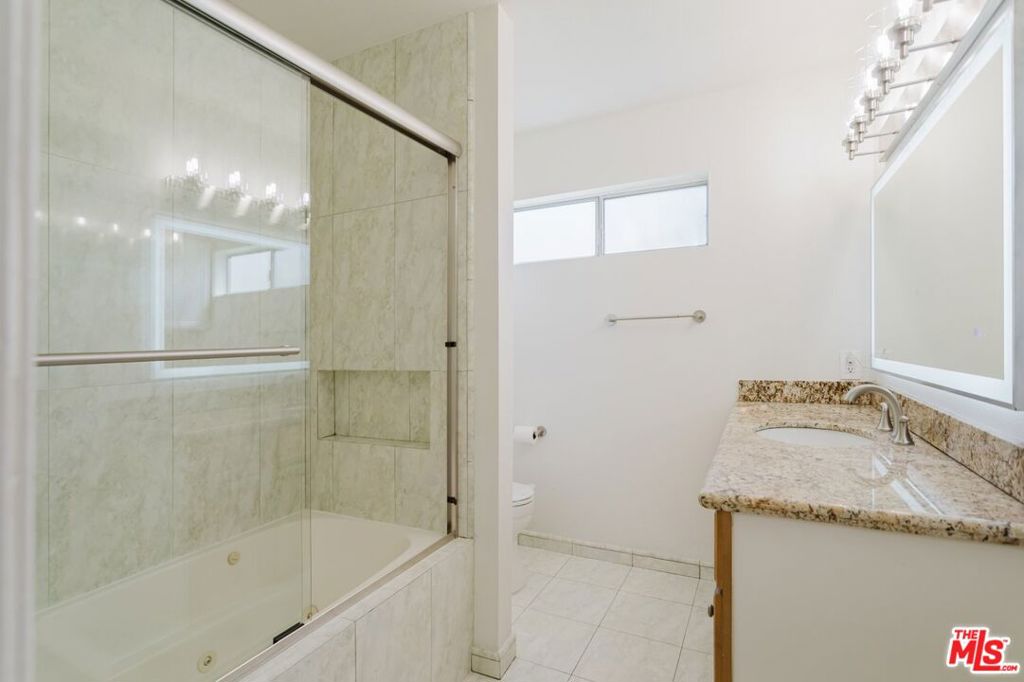 14980 Victory Boulevard 201 Property Photo 17