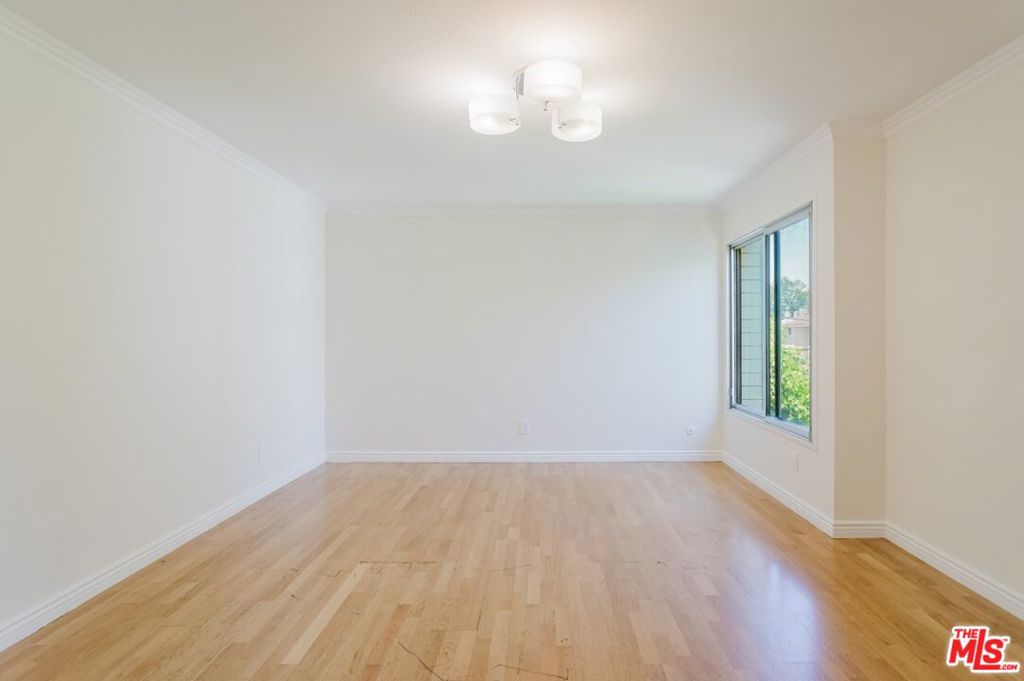 14980 Victory Boulevard 201 Property Photo 21