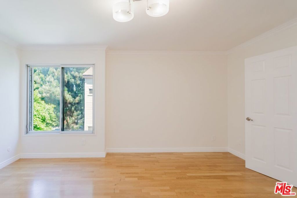 14980 Victory Boulevard 201 Property Photo 22
