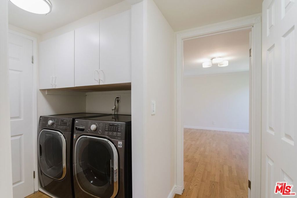 14980 Victory Boulevard 201 Property Photo 23