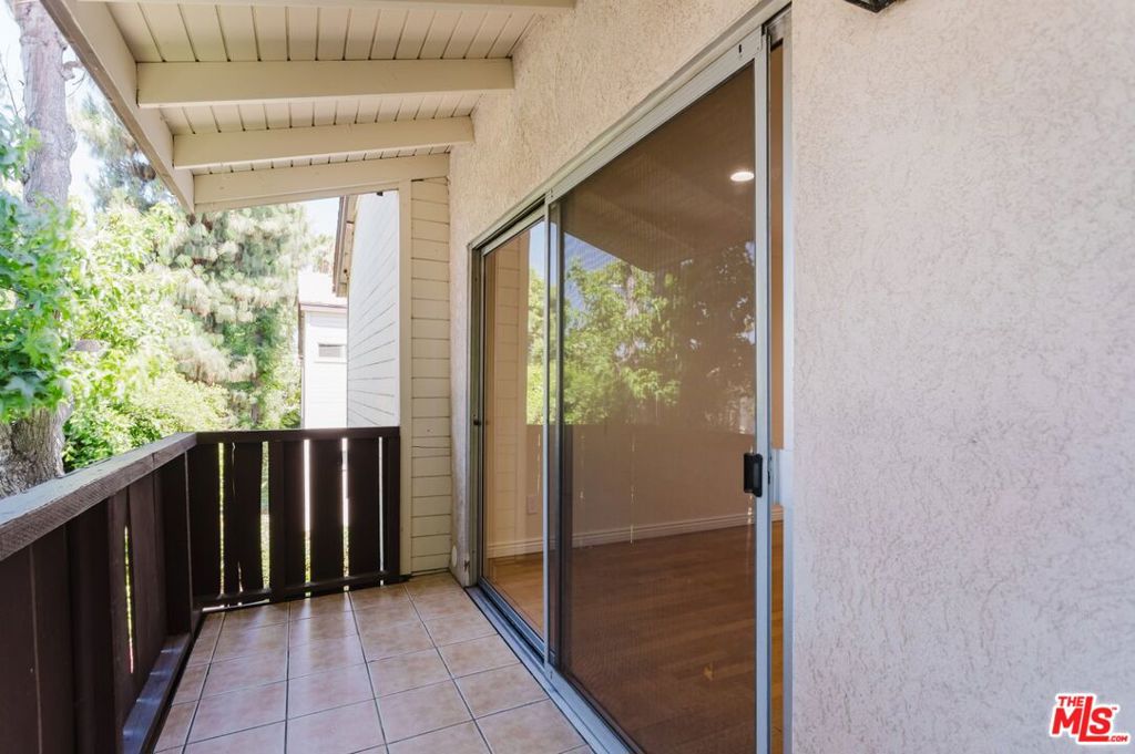 14980 Victory Boulevard 201 Property Photo 25