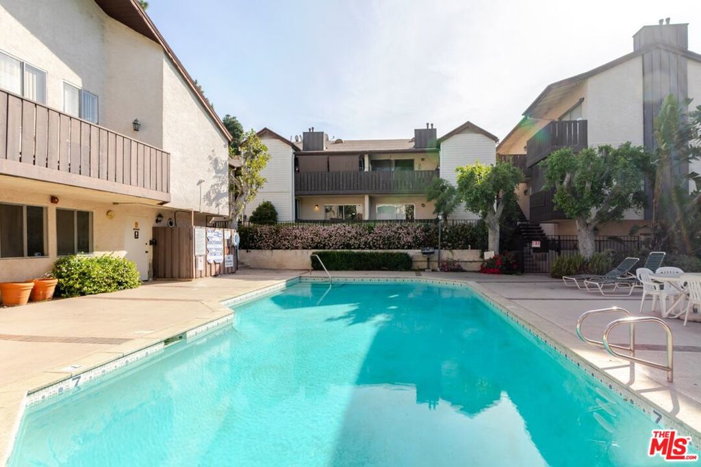 14980 Victory Boulevard 201 Property Photo 28