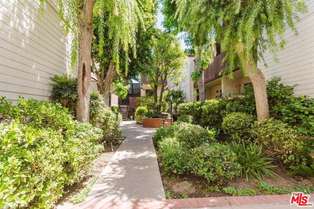 14980 Victory Boulevard 201 Property Photo 35