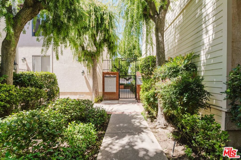 14980 Victory Boulevard 201 Property Photo 36