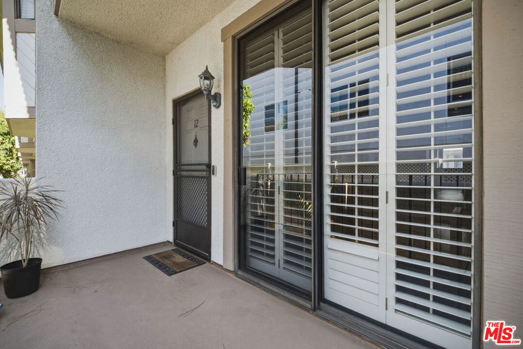 10229 Variel Avenue 12 Property Photo 4