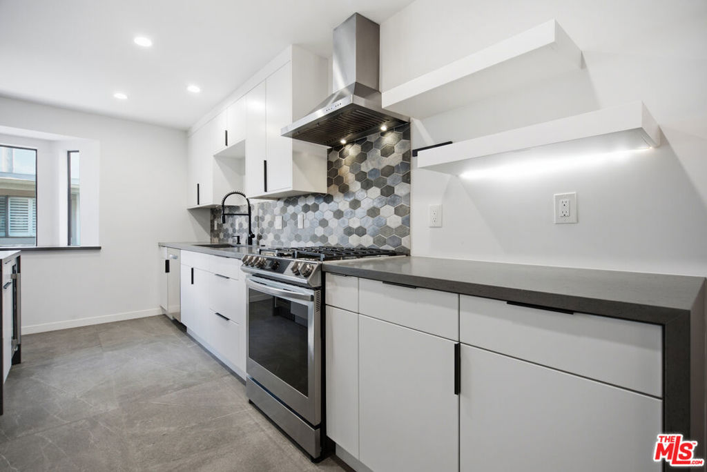 10229 Variel Avenue 12 Property Photo 9