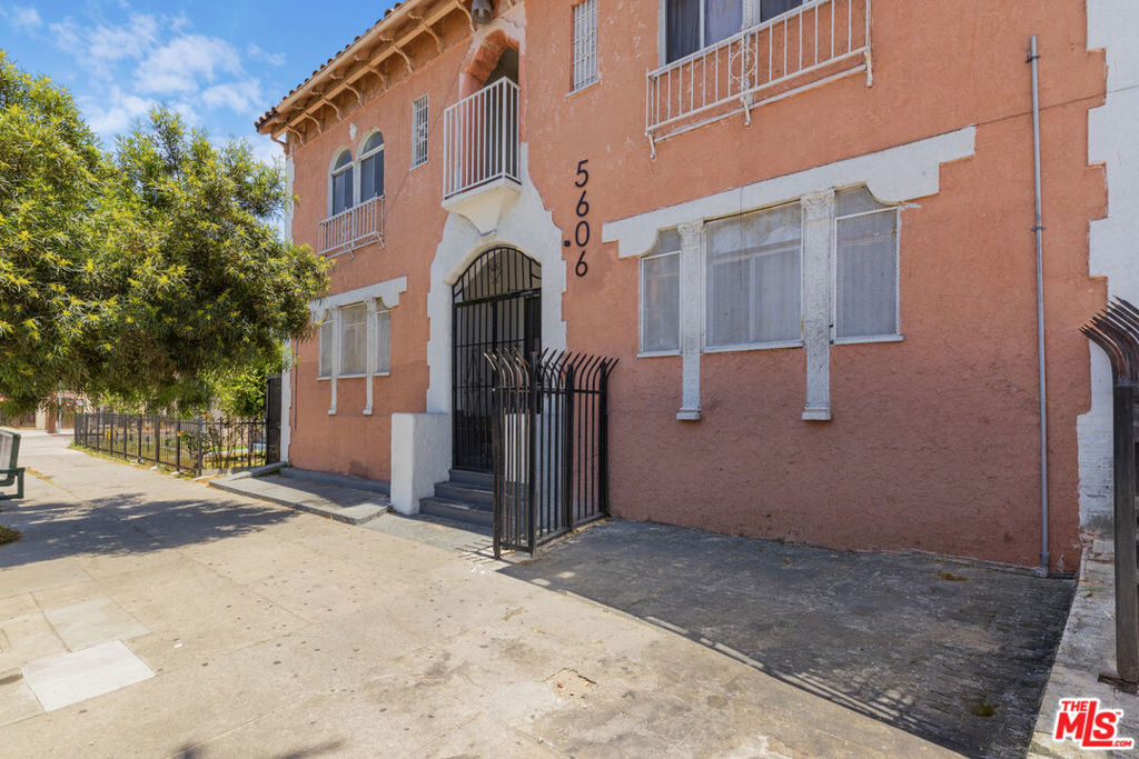 5606 S Figueroa Street Property Photo 2
