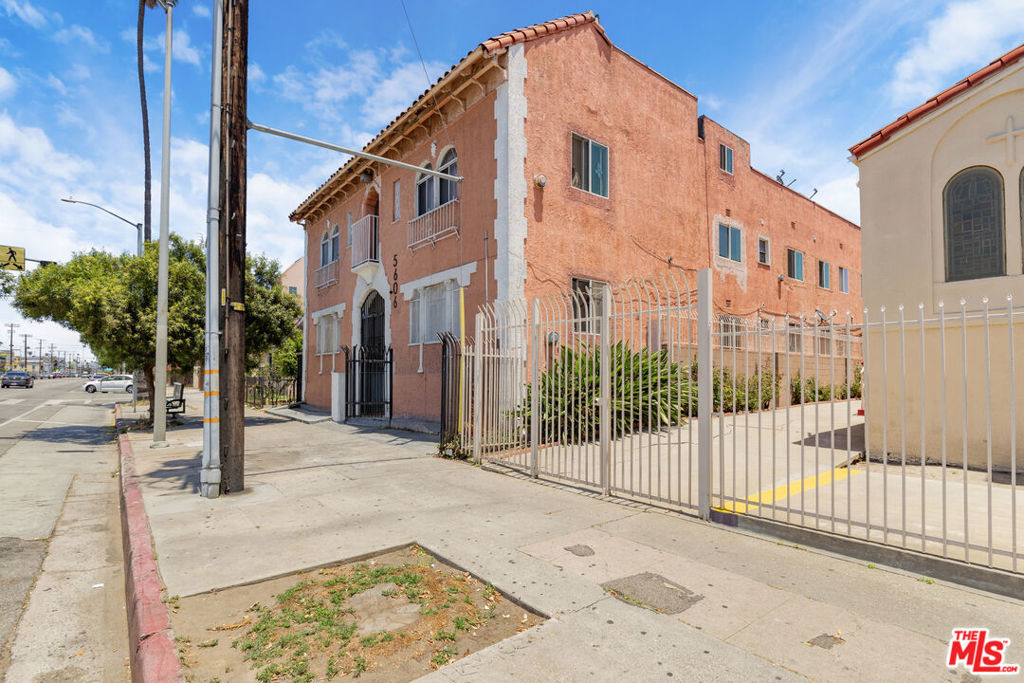 5606 S Figueroa Street Property Photo 3
