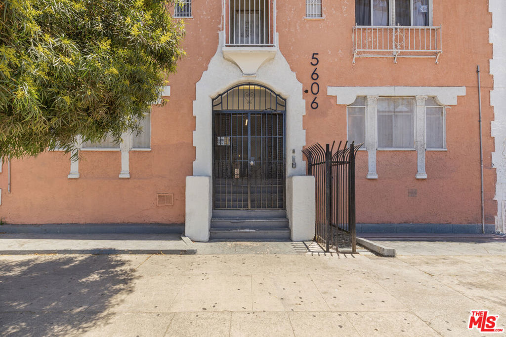 5606 S Figueroa Street Property Photo 5