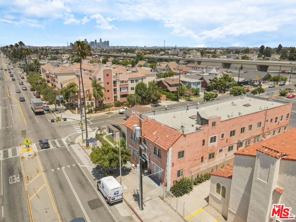 5606 S Figueroa Street Property Photo 10