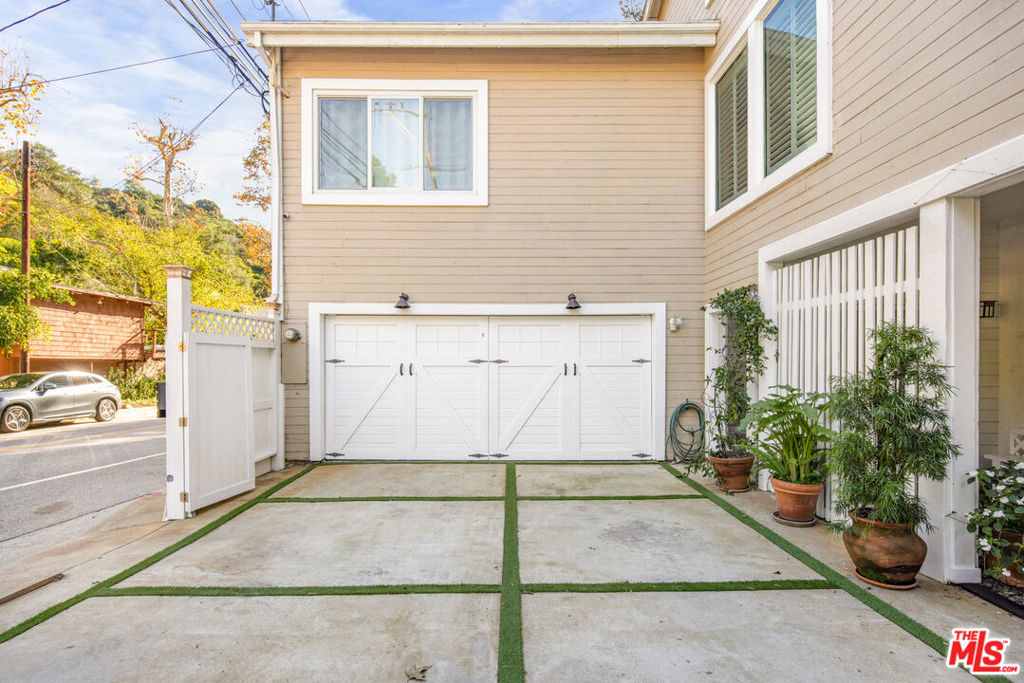 1647 N Beverly Glen Boulevard Property Photo 2