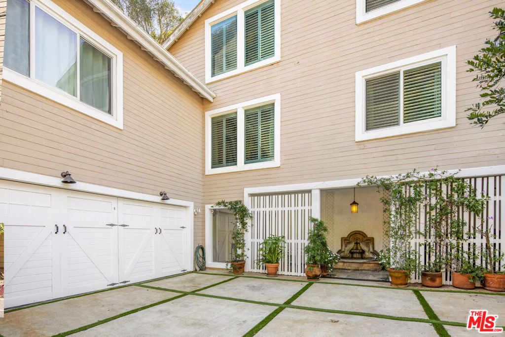 1647 N Beverly Glen Boulevard Property Photo 3