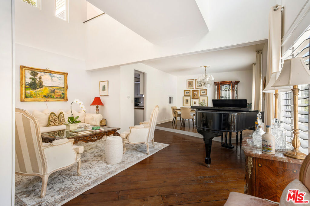 1647 N Beverly Glen Boulevard Property Photo 8