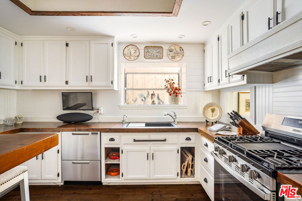 1647 N Beverly Glen Boulevard Property Photo 17