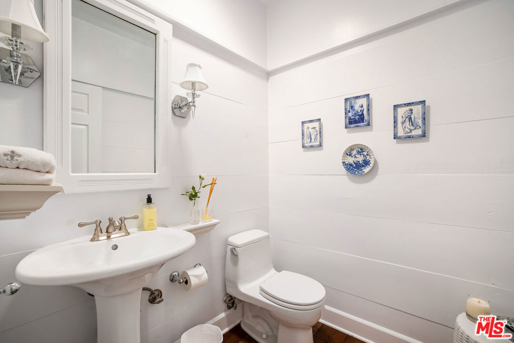 1647 N Beverly Glen Boulevard Property Photo 20