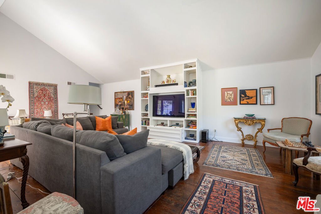 1647 N Beverly Glen Boulevard Property Photo 30