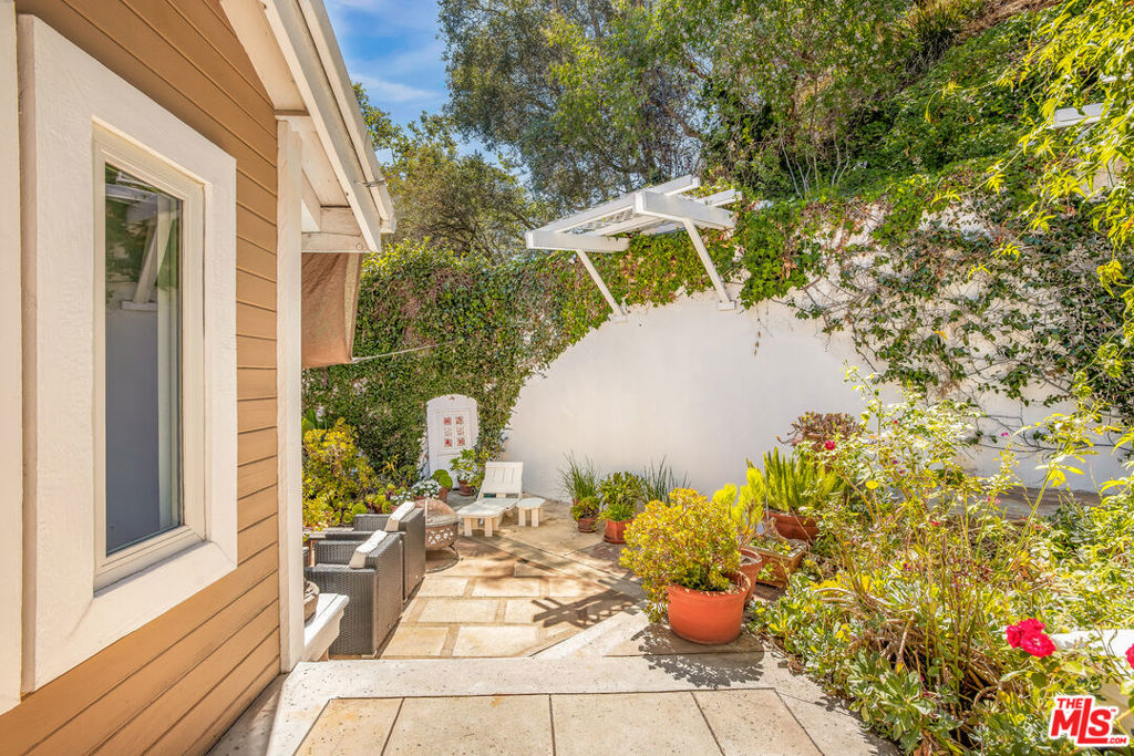 1647 N Beverly Glen Boulevard Property Photo 34