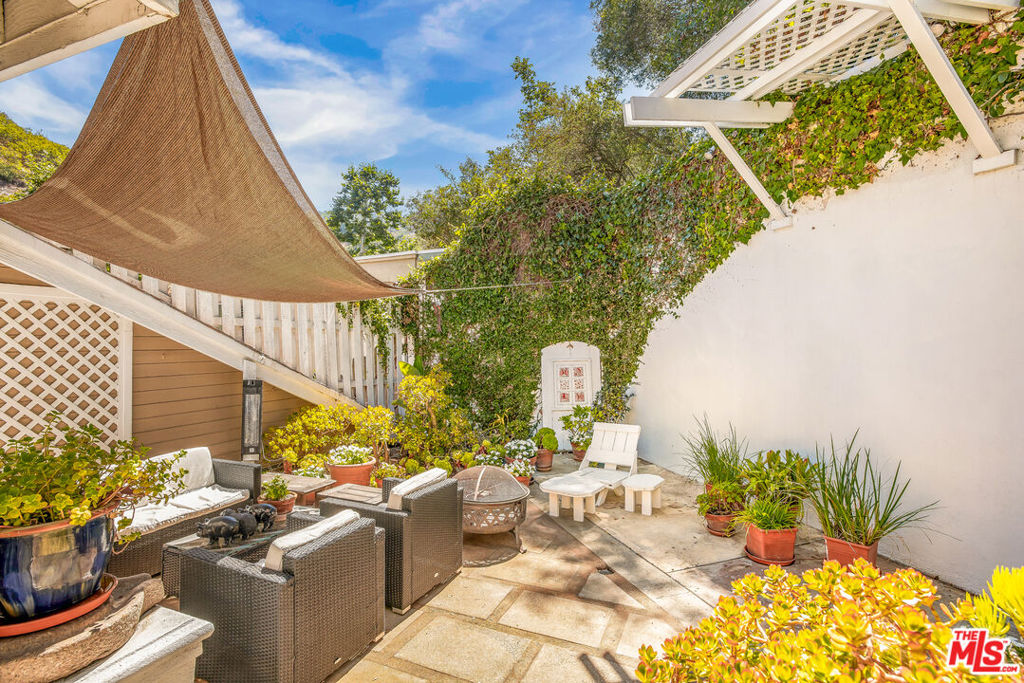 1647 N Beverly Glen Boulevard Property Photo 35