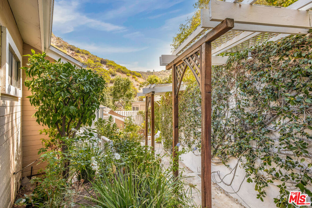 1647 N Beverly Glen Boulevard Property Photo 41