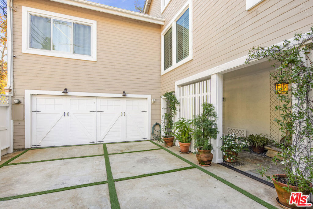 1647 N Beverly Glen Boulevard Property Photo 44