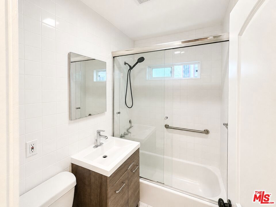 6853 Alta Loma Terrace Property Photo 5