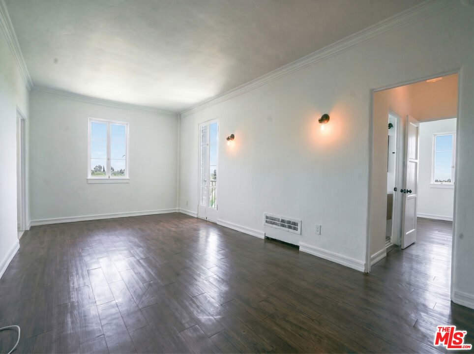 1201 N Crescent Heights Boulevard 402 Property Photo 2