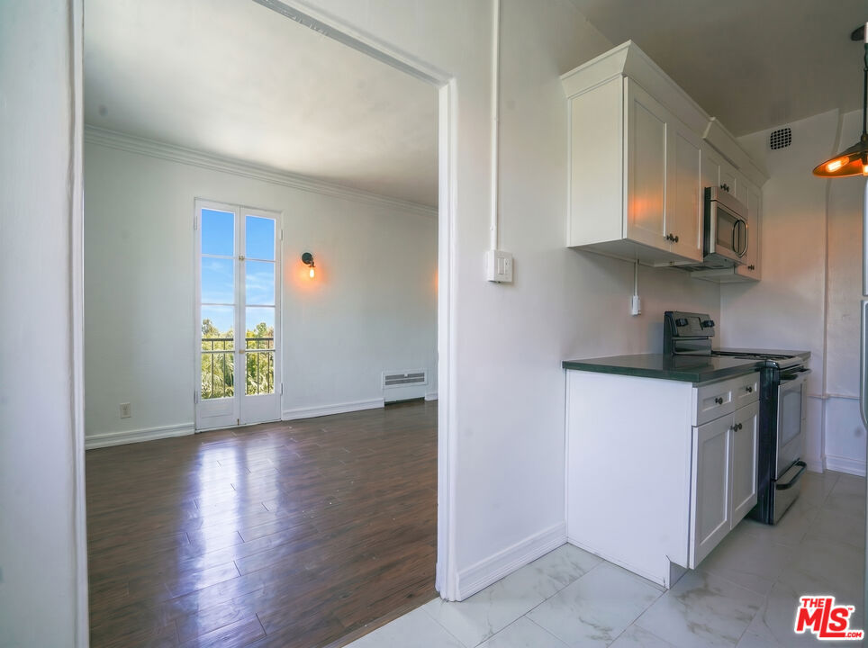 1201 N Crescent Heights Boulevard 402 Property Photo 3