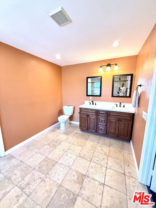 1629 Julia Way Property Photo 9
