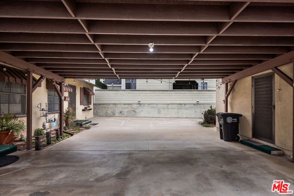 311 E Doran Street Property Photo 23