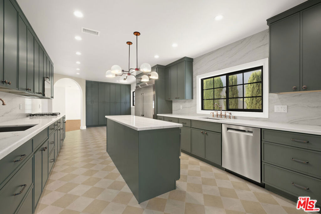 211 S Formosa Avenue Property Photo 8