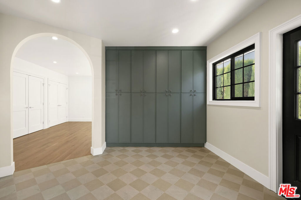 211 S Formosa Avenue Property Photo 10