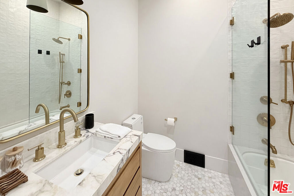 1541 Rising Glen Road Property Photo 17