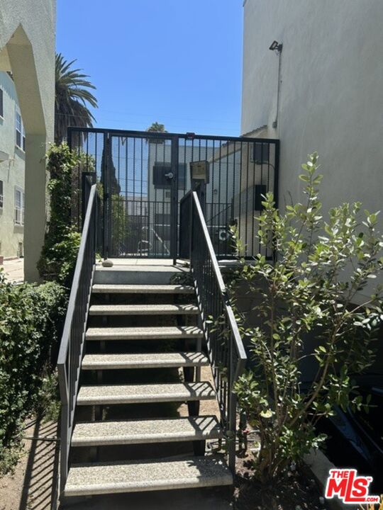 346 S Van Ness Avenue 10 Property Photo 3