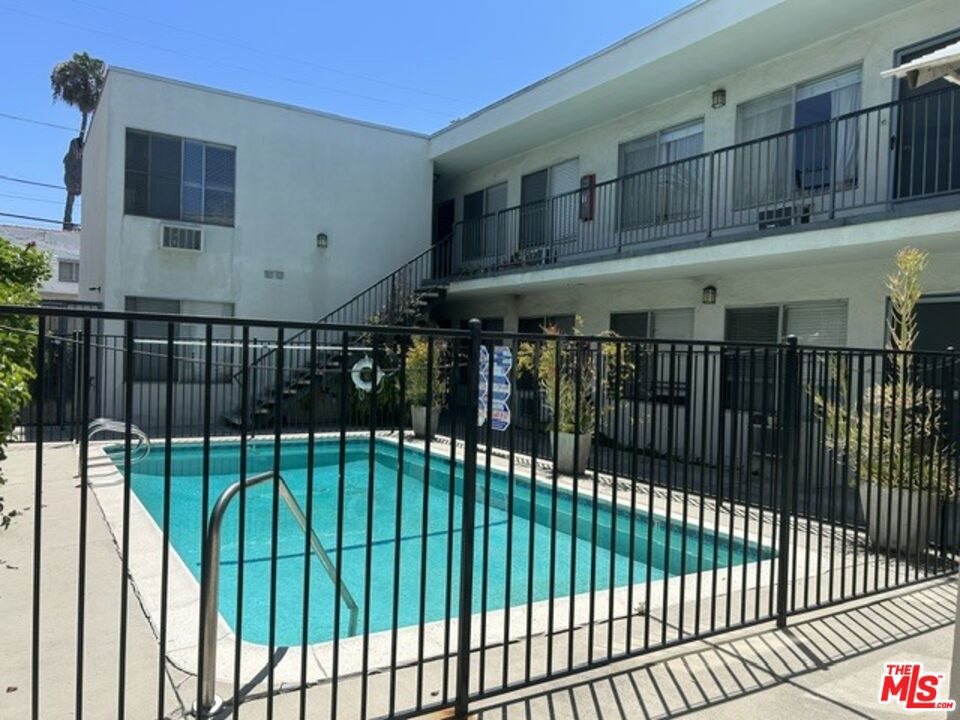 346 S Van Ness Avenue 10 Property Photo 4