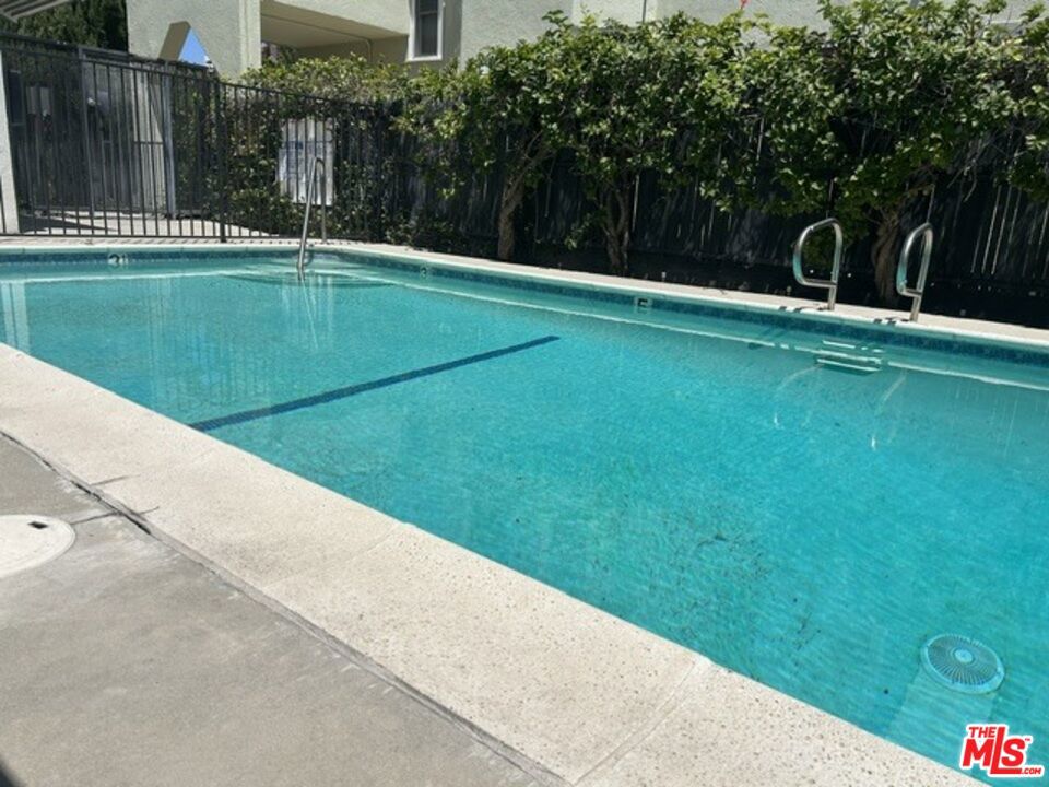 346 S Van Ness Avenue 10 Property Photo 5