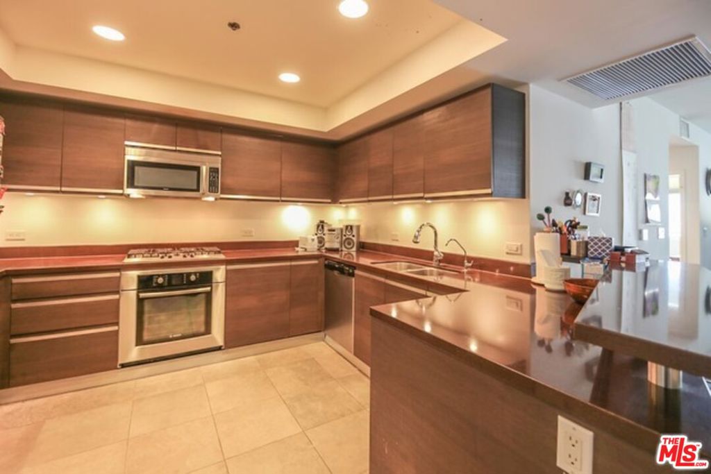 3785 Wilshire Boulevard 908 Property Photo 17