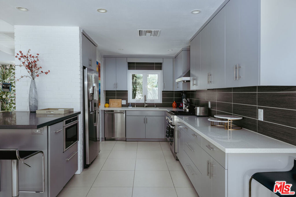 1275 E Sunny Dunes Road Property Photo 7