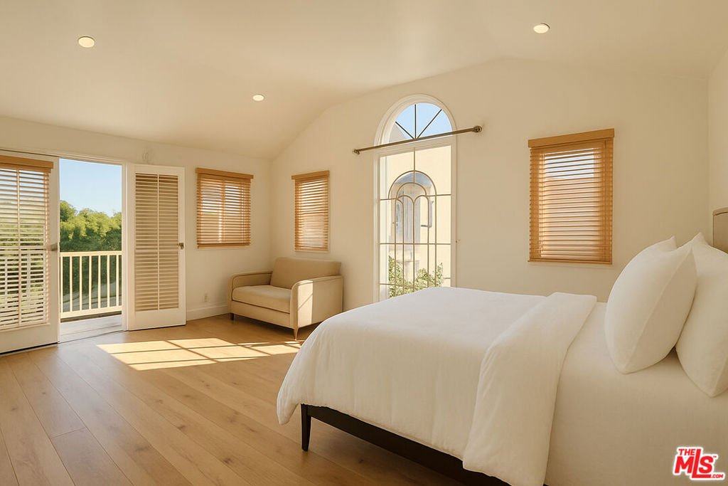 1174 Coldwater Canyon Drive Property Photo 4