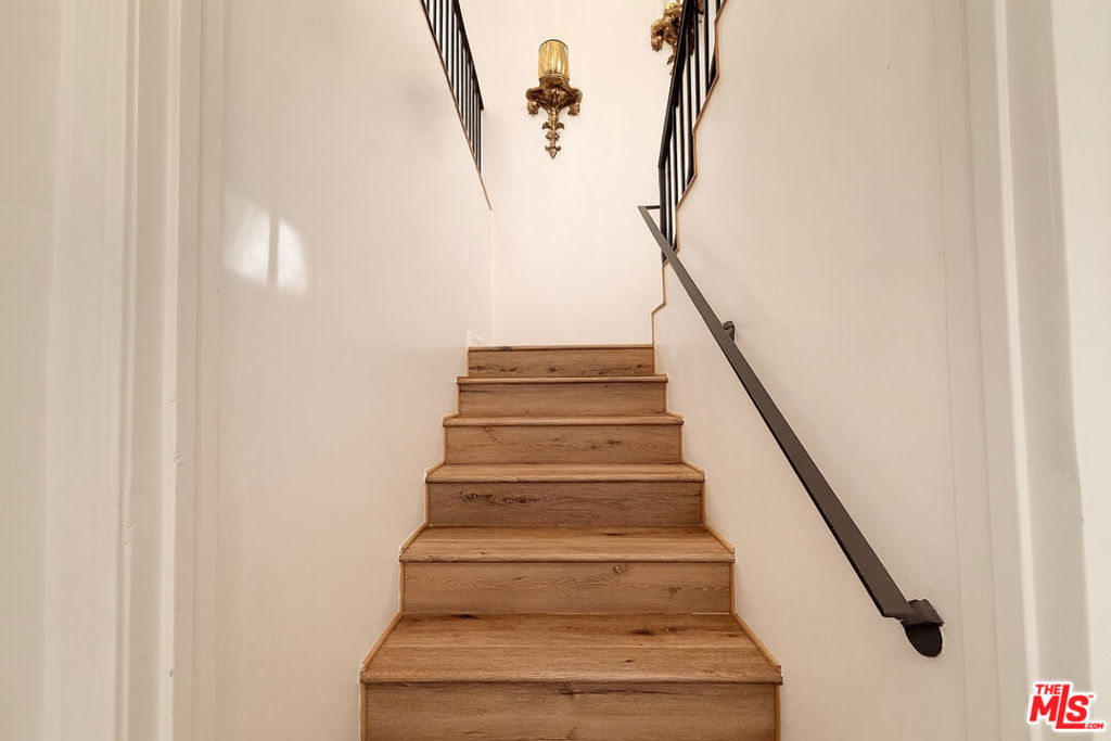 1174 Coldwater Canyon Drive Property Photo 14
