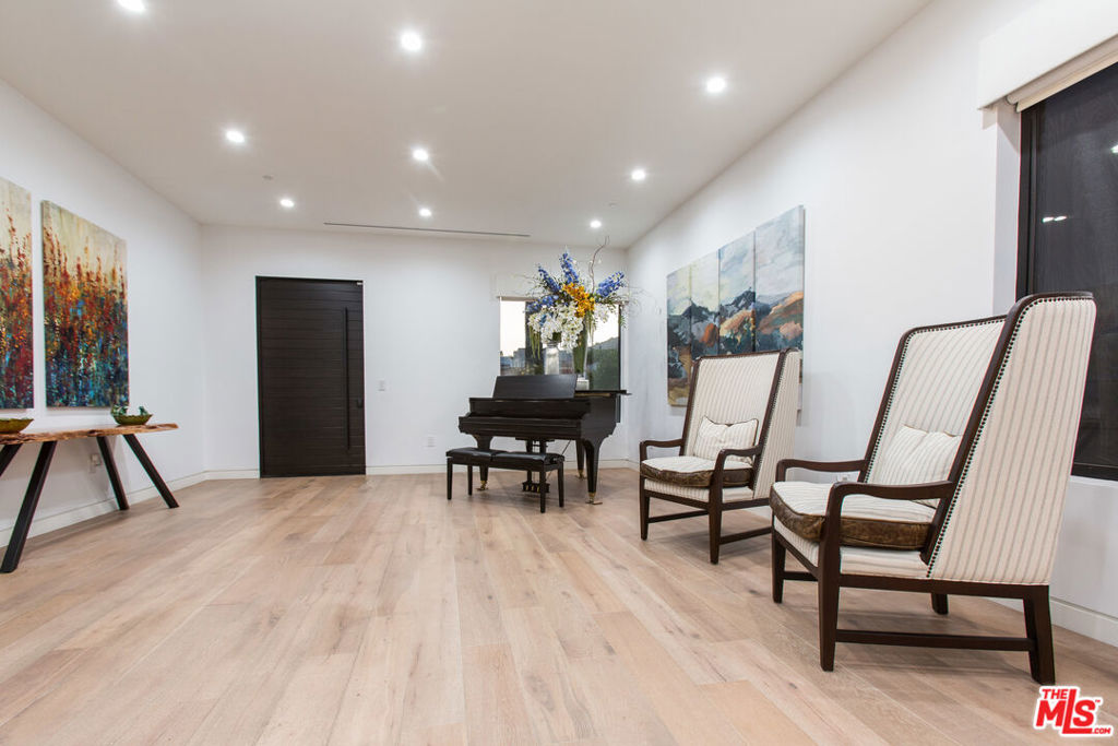 736 N Curson Avenue Property Photo 11