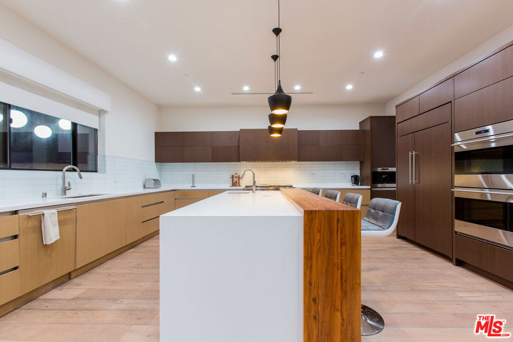 736 N Curson Avenue Property Photo 19
